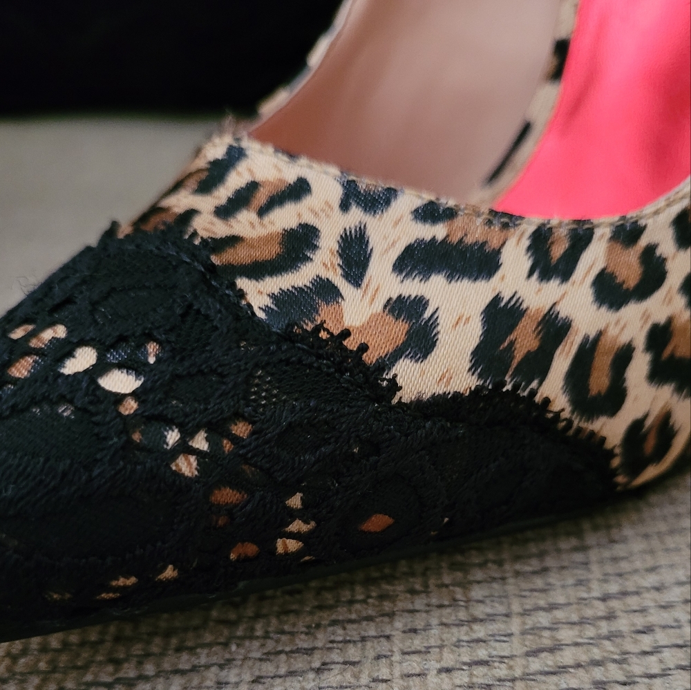 FREDERICK'S OF HOLLYWOOD LEOPARD PRINT LACE DETAIL PUMP - Picture 9 of 12